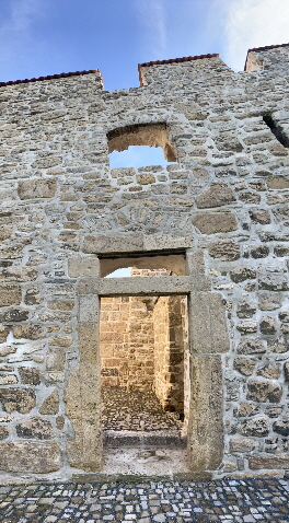 Restaurierter und vom Schutt befreiter Eingang zum Zinsturm