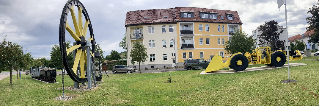 Technisches Denkmal: Seilscheibe, Teufenanzeige,  Rettungsbombe, Grubenbahn  und ein Ladetransportfahrzeugs LTF 10 auf dem Schillerplatz