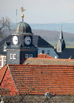 Blick zum Rathaus und zur katholischen Kirche